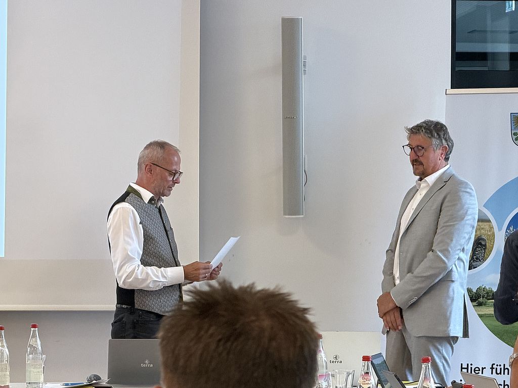 Christian Palm nimmt Jörg Schlinger den Amtseid ab