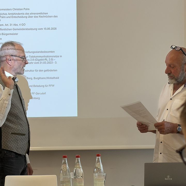 Dienstältester Gemeinderat Heinz Lenz nimmt Christian Palm den Amtseid ab